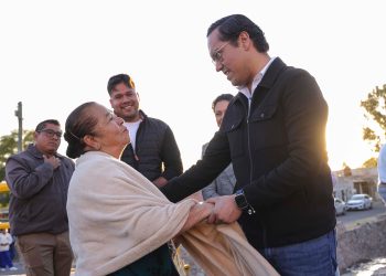 Chepe Guerrero entrega rehabilitación de 11 calles en la colonia Los Olvera