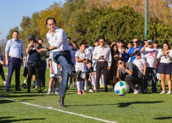 Mauricio Kuri y Chepe Guerrero entregan rehabilitación de cancha de futbol 11 en El Pueblito
