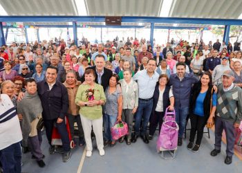 Chepe Guerrero y Mauricio Kuri entregan más de 200 despensas a familias de Corregidora