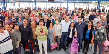 Chepe Guerrero y Mauricio Kuri entregan más de 200 despensas a familias de Corregidora