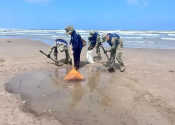 Avanza limpieza tras derrame de hidrocarburo en el Golfo de México