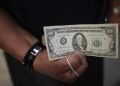 Peso mexicano gana terreno y dólar cae tras datos laborales en Estados Unidos