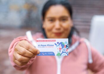 Corregidora continúa con entrega de tarjetas con descuentos en servicios de salud