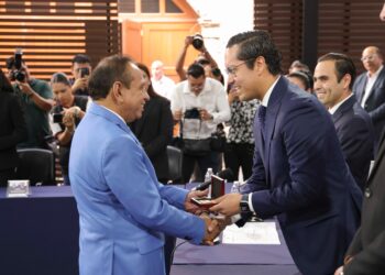 Chepe Guerrero entrega la Presea “Josefa Ortiz de Domínguez” a 13 ciudadanos distinguidos