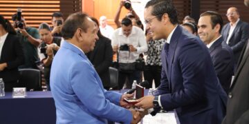 Chepe Guerrero entrega la Presea “Josefa Ortiz de Domínguez” a 13 ciudadanos distinguidos