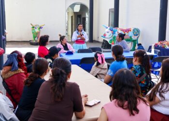 Corregidora promueve la tradición otomí con el taller de elaboración de “Muñeca Lelé”