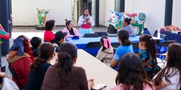 Corregidora promueve la tradición otomí con el taller de elaboración de “Muñeca Lelé”