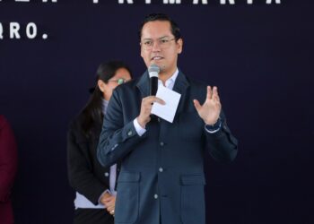 Chepe Guerrero lleva apoyos a estudiantes de la primaria Espíritu de Juárez